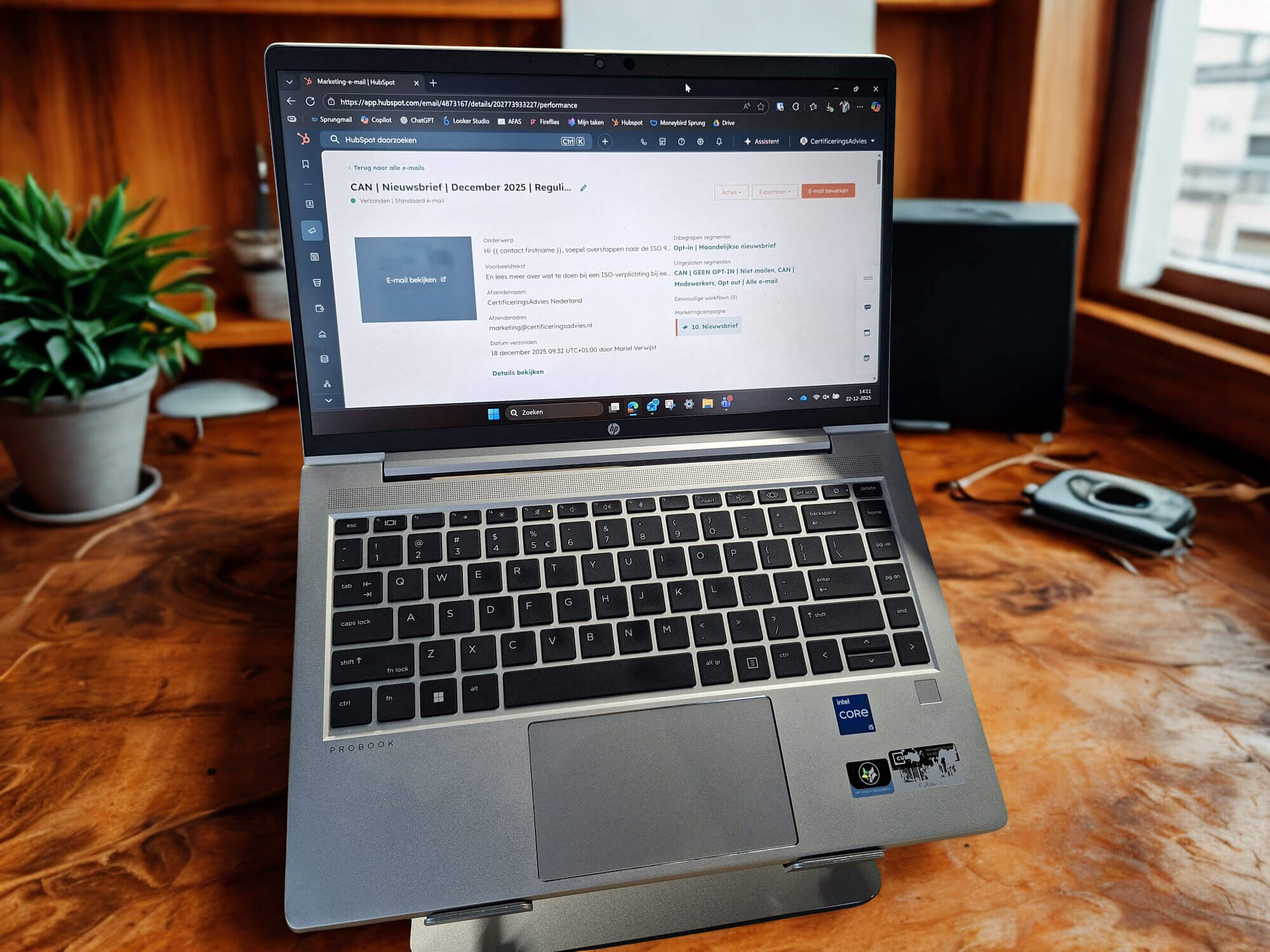 Laptop met emailmarketing